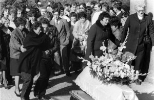 Christine et Jean-Marie Villemin, les parents de Gregory Villemin, à l’enterrement de leur enfant en 1984