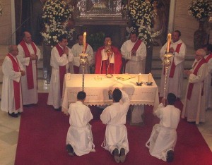Messe au séminaire d'Asidonia-Jerez en 2005 - élévation du calice après la consécration