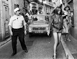 Un gendarme et Bardot à St Tropez