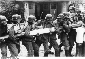Des soldats allemands arrachent une barrière à la frontière polonaise près de Dantzig le 1er septembre 1939