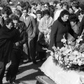 Christine et Jean-Marie Villemin, les parents de Gregory Villemin, à l’enterrement de leur enfant en 1984