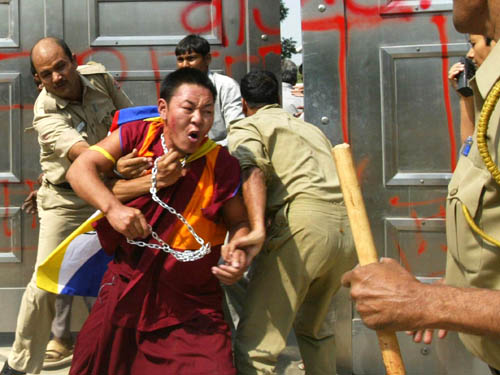 Des chinois persécutant un moine tibétain.