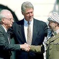 Yitzhak Rabin, Bill Clinton et Yasser Arafat durant les accords d'Oslo le 13 septembre 1993