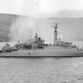 Le HMS Antelope touché
