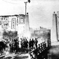 Des soldats de l'armée impériale japonaise pénètrent dans la ville de Nanjing en janvier 1938.