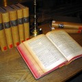 Dictionnaire en latin constitué de plusieurs volumes, œuvre d'Egidio Forcellini (1771).