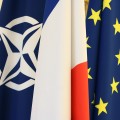 Drapeaux de l'OTAN, de la France et de l'UE