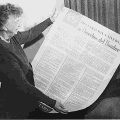 Eleanor Roosevelt tenant la version espagnole de la DUDH en novembre 1949.