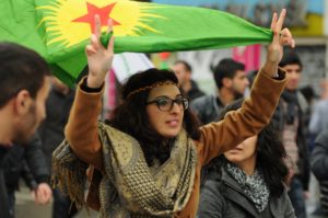 Kurde avec le drapeau